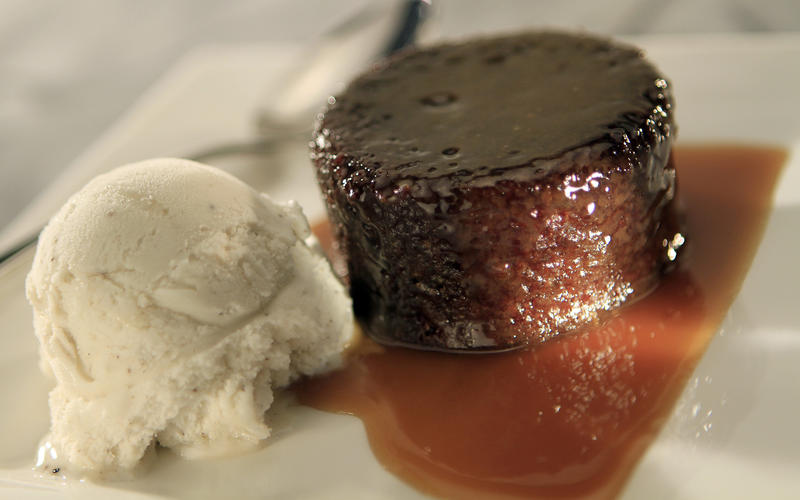 Warm sticky toffee cake