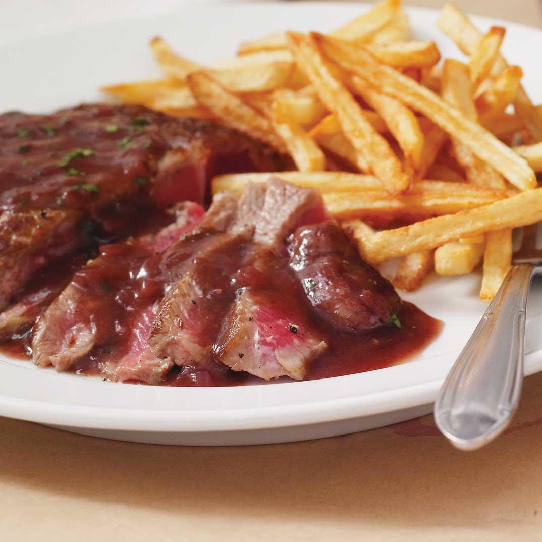 Classic Entrecôte à la Bordelaise (Rib steaks in red wine and shallot sauce)