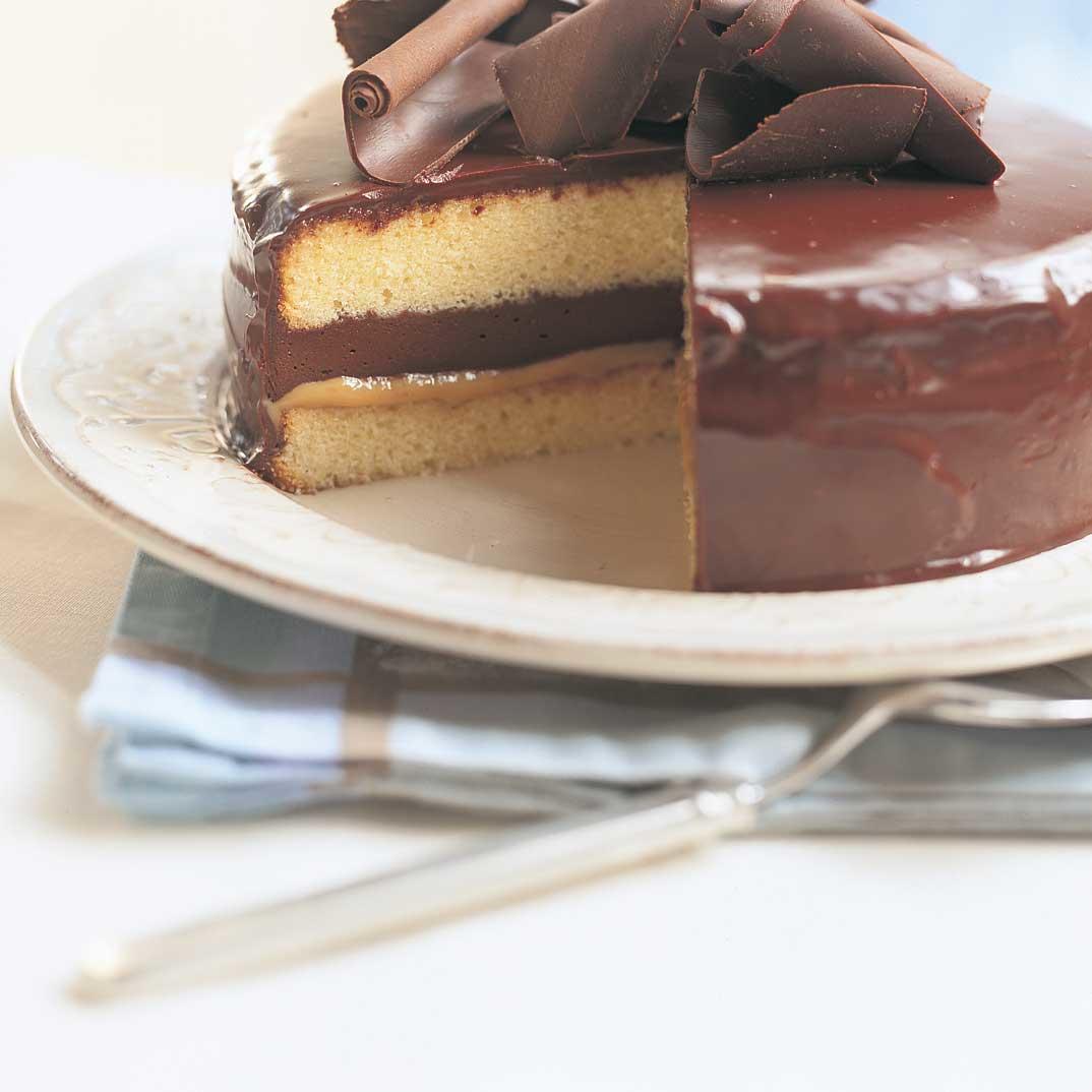 Vanilla Cake with Caramel and Chocolate Mousse 
